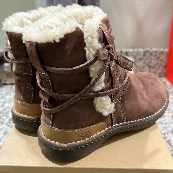 Like new Uggs - Picture 2 of 4